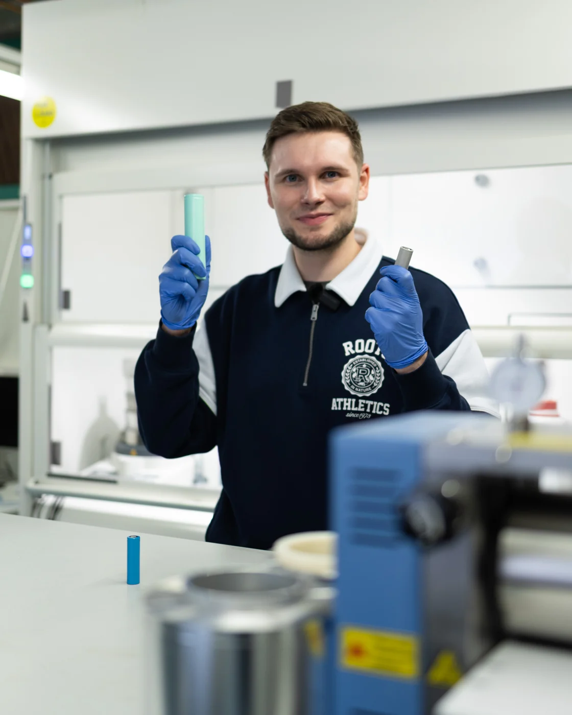 Tom Bötticher bei der Arbeit mit einer Batteriezelle.