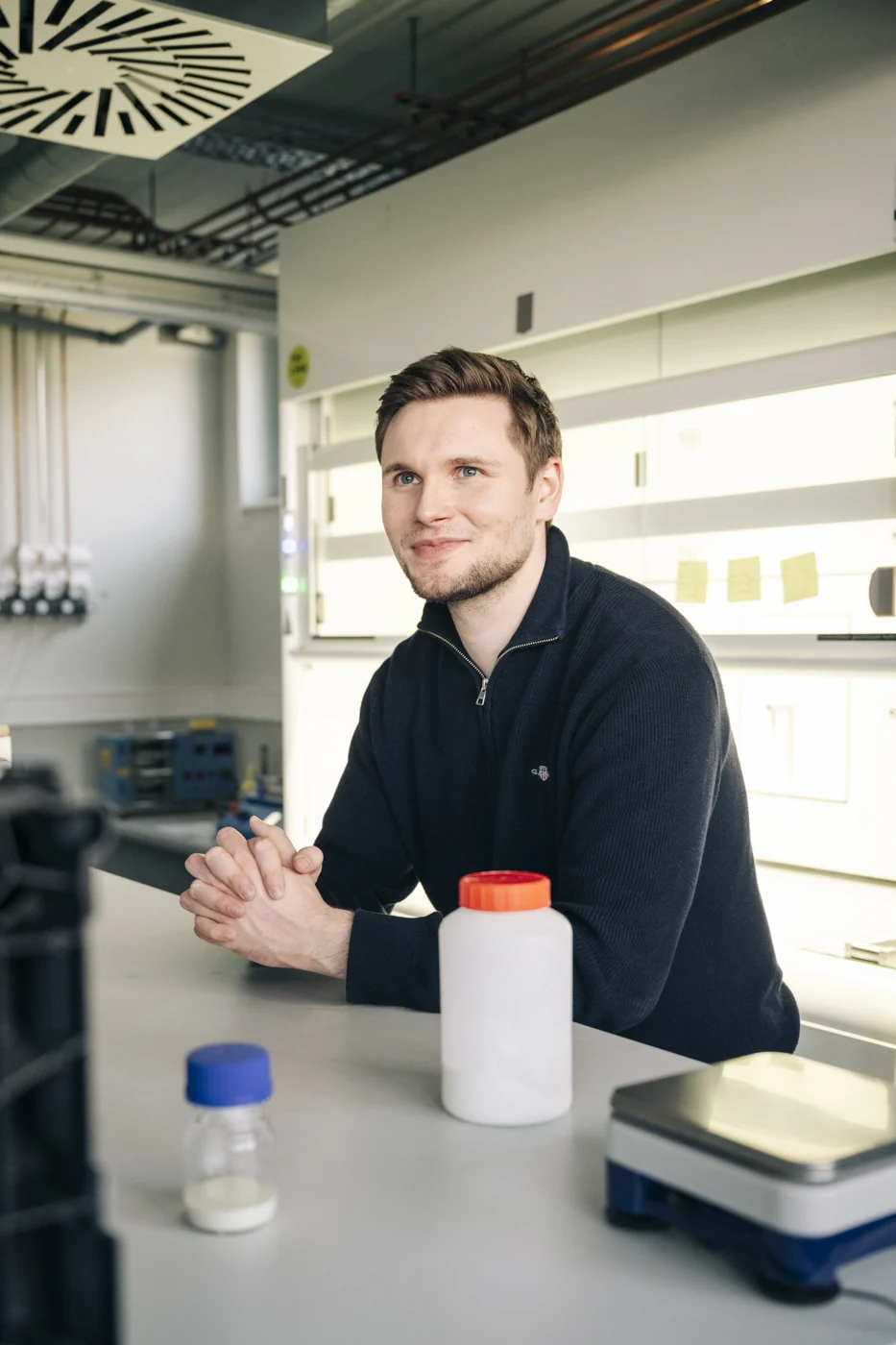 Tom Bötticher im Labor neben Batteriematerialien.