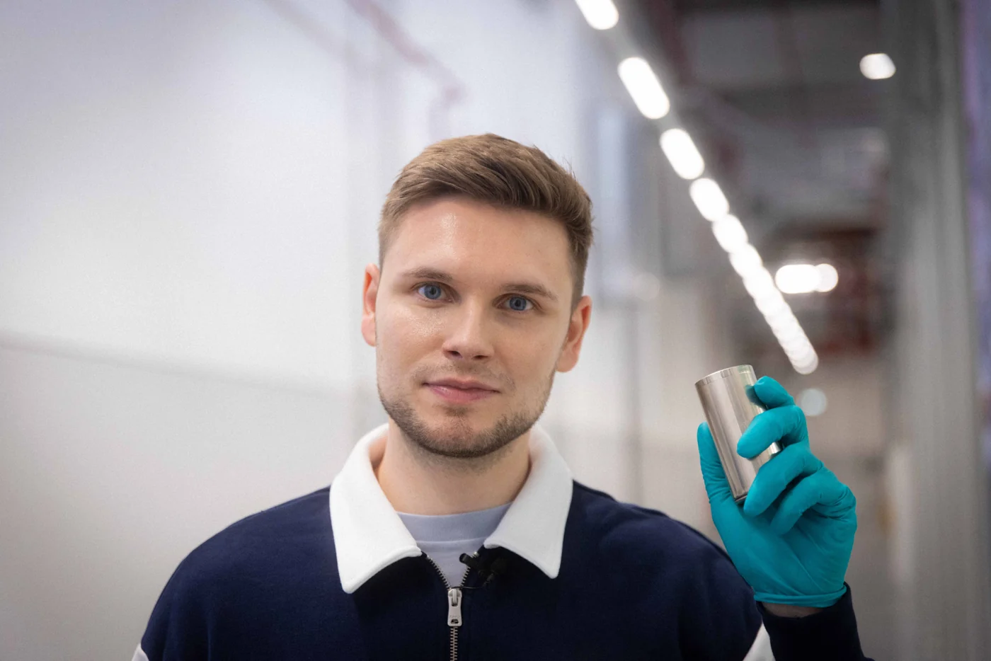 Tom Bötticher mit einer Batteriezelle im Labor.